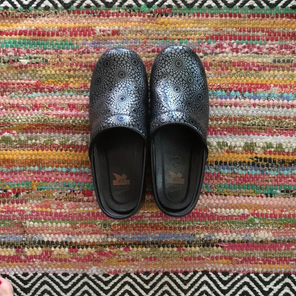 Dansko XP Clogs Sunburst Silver 39